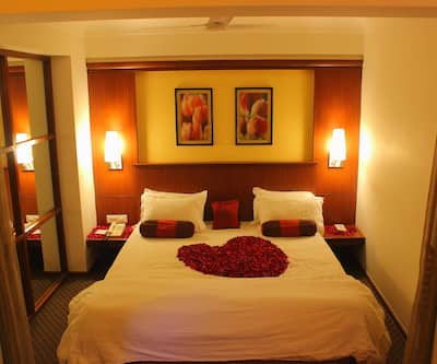 https://imgcld.yatra.com/ytimages/image/upload/t_hotel_yatra_city_desktop/v1432113381/Domestic Hotels/Hotels_Ahmedabad/Skylon Hotel/Suite3.jpg